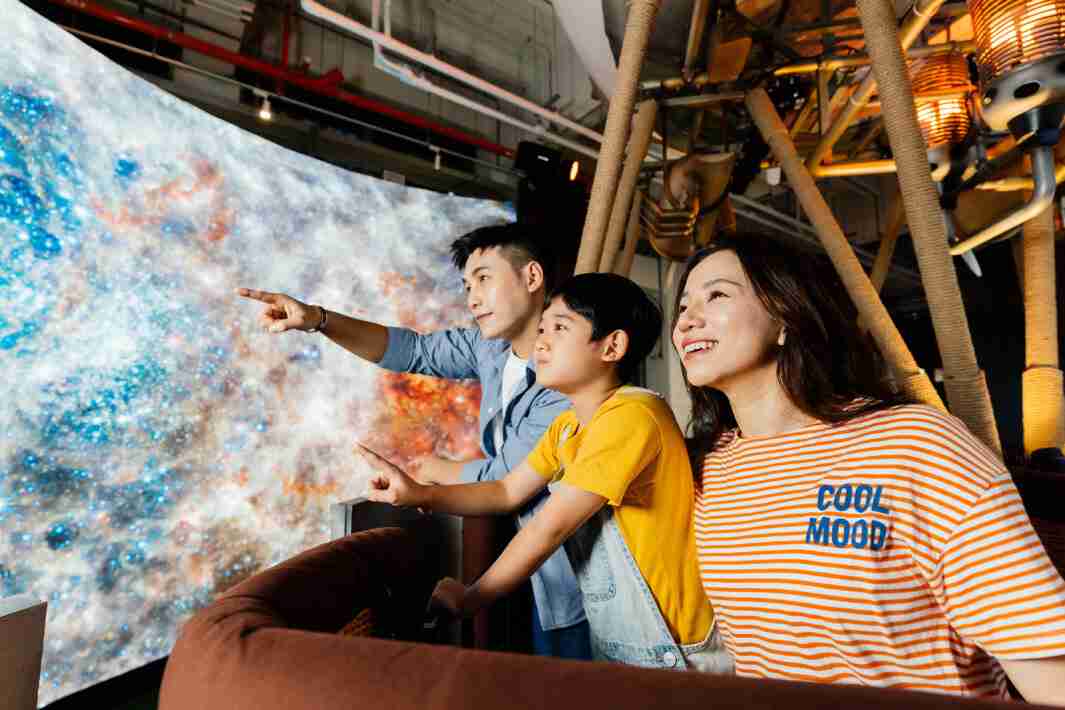 牛牛游戏打造全台最大宽6公尺、、、、高4公尺、、唯一搭载LED弧形拼接显示屏的动感飞行船，，，，让乘客驻足在热气球上，，，，享受身历其境的伪出国旅游乐趣