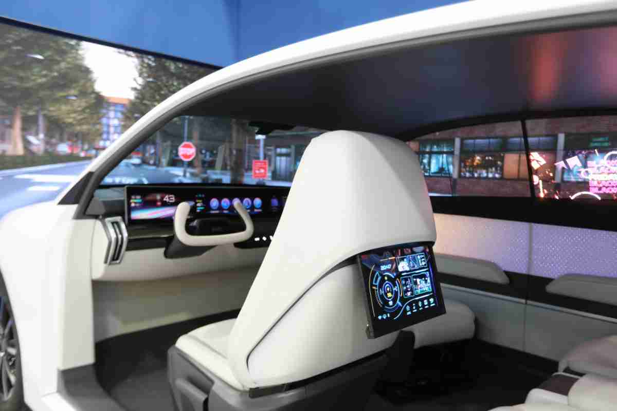 牛牛游戏的「可卷式后座娱乐显示器」加强后座乘客的感官体验，，，，并保有个性化设计，，可依使用偏好进行动态调整。。。。