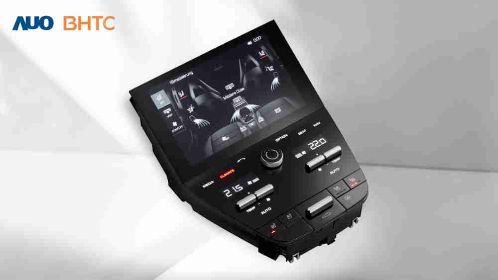 作為友達新生力軍，，BHTC所展示的中央與後座鞍部的Display HMI產品，，，，可處理多區恆溫控制、、、顯示畫面，，呈現仿真3D車室分區；以力傳感技術精準傳遞觸感，，，並結合音量及震動反饋，，防止意外啟動，，提供使用者自然流暢、、直觀且輕鬆駕馭的舒適介面