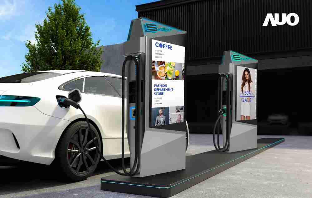 达擎 “55吋高亮度户外防水显示器”，，在阳光直射环境下仍可呈现清晰鲜明之影像质量，，，，可灵活安装于充电桩及智能电杆，，成为数字户外广告 （DOOH）最佳宣传利器