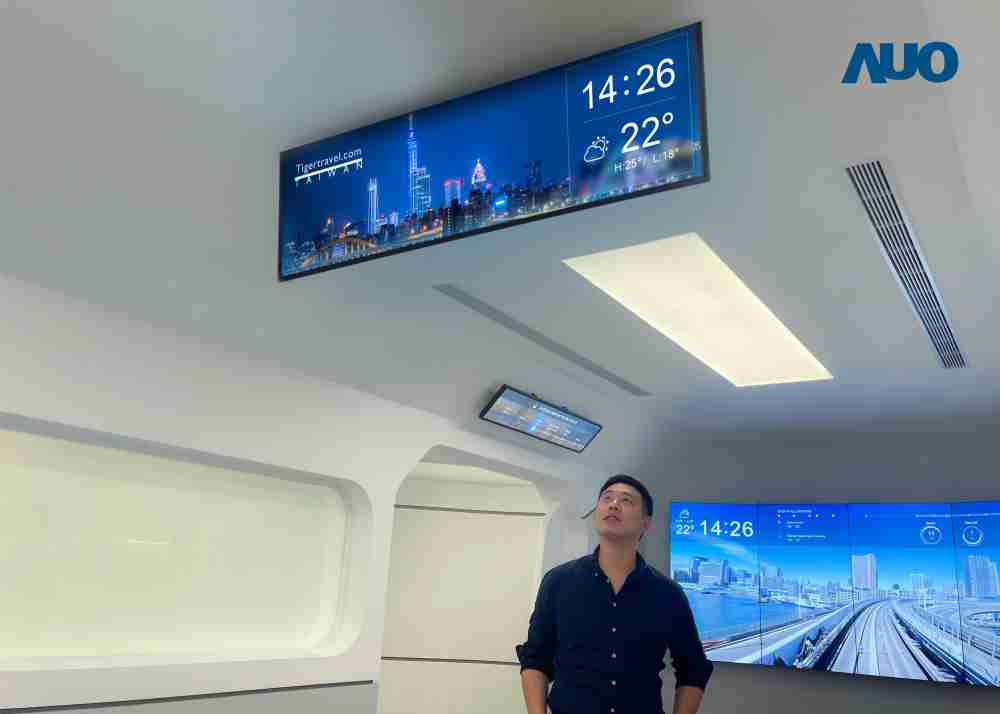 达擎TARTAN “37吋超薄双屏车厢显示器” 采用单一背光设计，，，将双面显示器厚度大幅缩减至12mm，，支持长条屏 32:9 规格，，突破传统分辨率限制，，，提供旅客更清晰实时的乘车信息及广告讯息